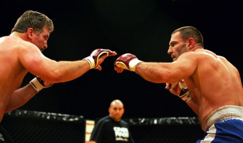 Legeno (derecha) fue competidor de artes marciales mixtas.
