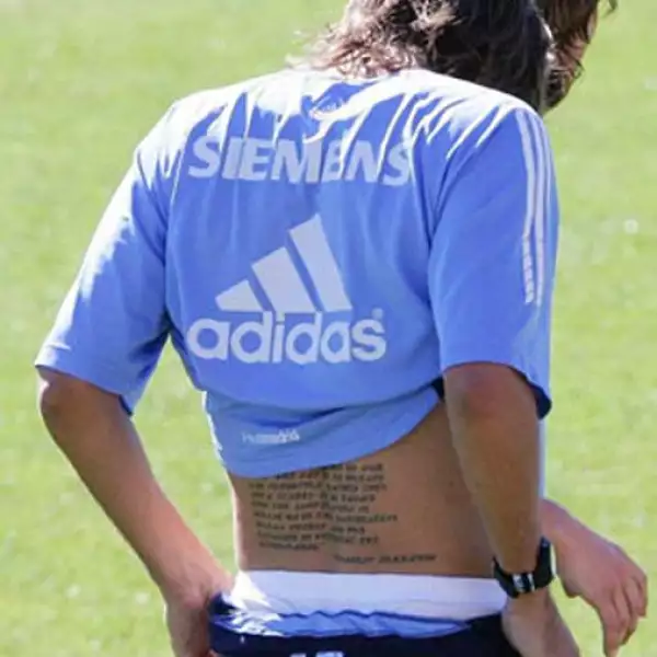 El inglés Jonathan Woodgate tiene tatuado en la espalda una enorme leyenda: `Los momentos más oscuros de nuestras vidas no deben ser ni enterrados ni olvidados; más bien son un recuerdo que debe permanecer para servir de inspiración y recordarnos la forta