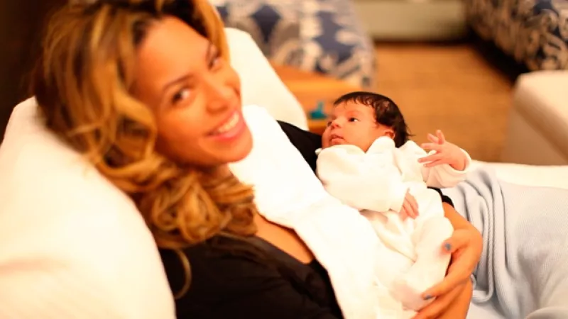 A través de la página de internet Hello Blue Ivy Carter, la cantante y su esposo subieron cuatro fotografías, en las que hacen pública la imagen de su hija.