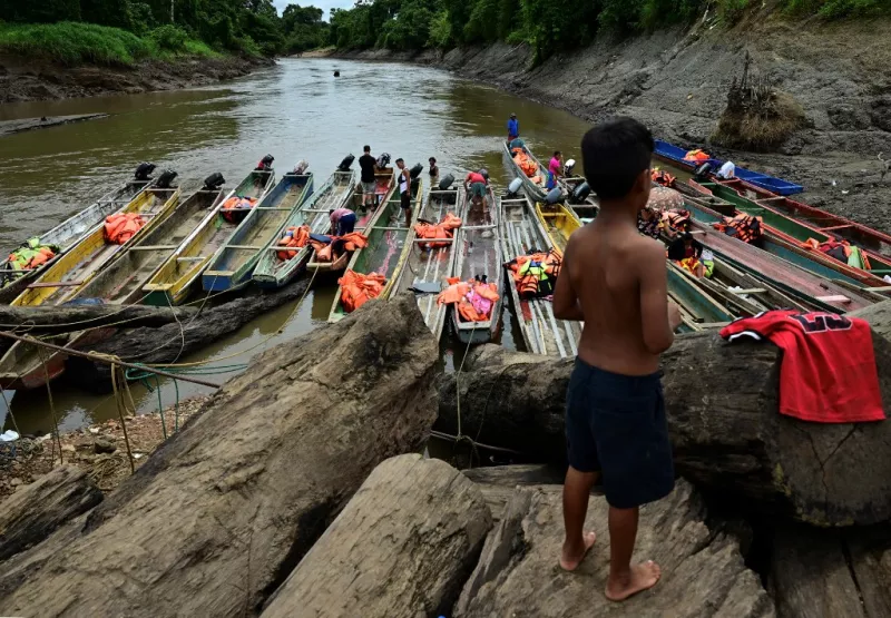 Los migrantes venezolanos limpian barcos en el Centro de Recepción Temporal para Migrantes en Lajas Blancas, en la provincia de Darien, 250 km al este de la ciudad de Panamá, Panamá, el 26 de septiembre de 2024.