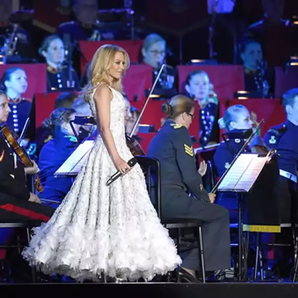 Kylie Minogue causó mucha emoción en los invitados con su performance