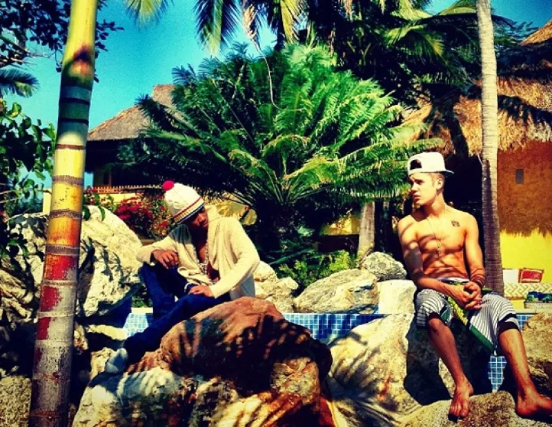 El astro del pop se encuentra en cálidas tierras mexicanas y se ha dedicado a compartir imágenes de su viaje, presumiendo six pack perfecto desde la playa.