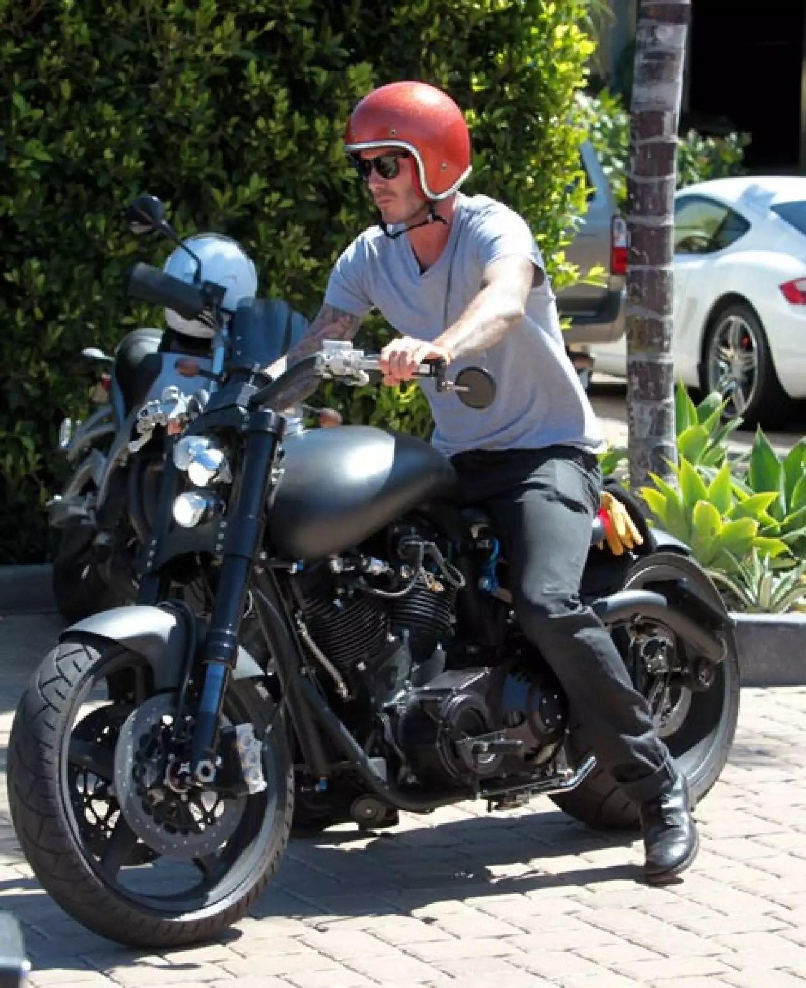 El jugador de futbol soccer David Beckham frecuentemente es visto paseando en su moto por Malibú, California.