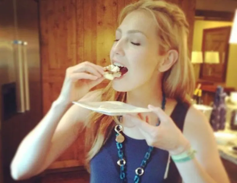 La cantante mexicana continúa compartiendo en Instagram sus vacaciones al lado de su familia, ahora nos presumió los deliciosos platillos con los que la agasajaron.