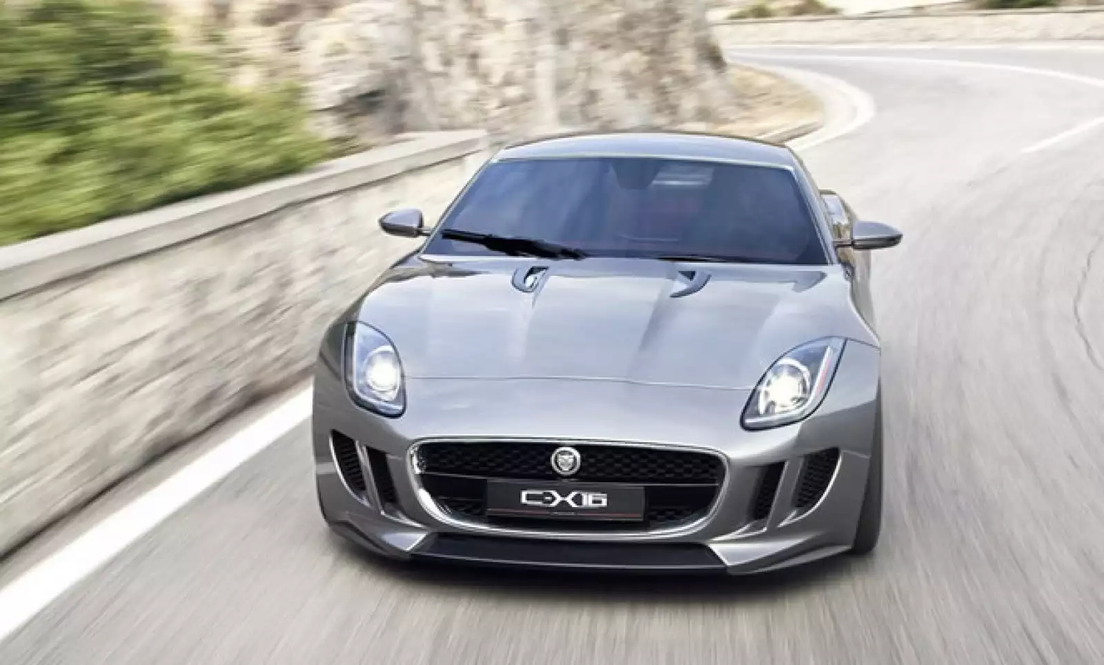 En tan sólo 4.2 segundos puede alcanzar los 100 kilómetros por hora. En su interior existen pantallas táctiles tipo OLED para controlar algunas funciones.