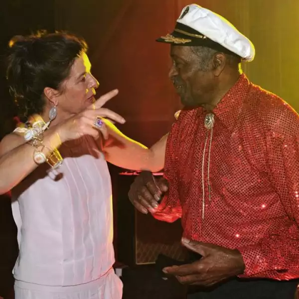 La princesa Carolina charló un momento con el músico estadounidense Chuck Berry, quien se encargó de amenizar la noche con sus grandes éxitos.