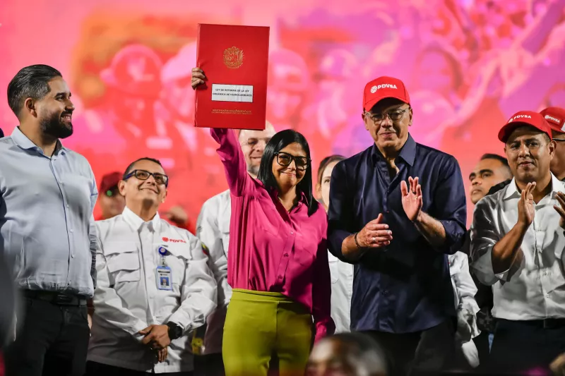 Delcy Rodríguez (C), presidente interino de Venezuela, sostiene la reforma de la ley de hidrocarburos durante una protesta el 29 de enero de 2026 en Caracas, Venezuela. Los partidarios de Nicolás Maduro exigen respeto por la soberanía de Venezuela y la defensa de la industria petrolera.