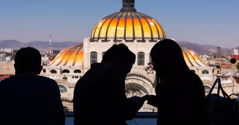extranjeros_registro_celular.jpg
