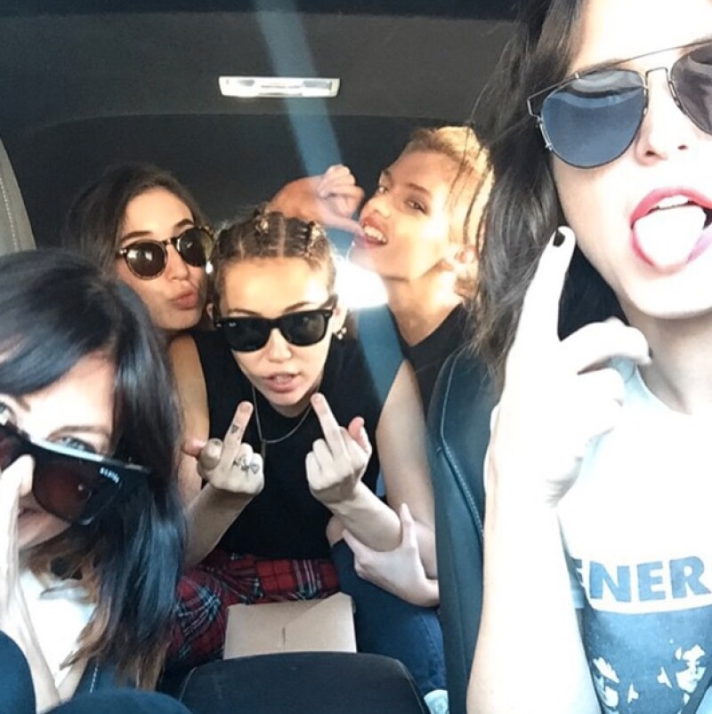 Irreverentes junto a otras de sus amigas.