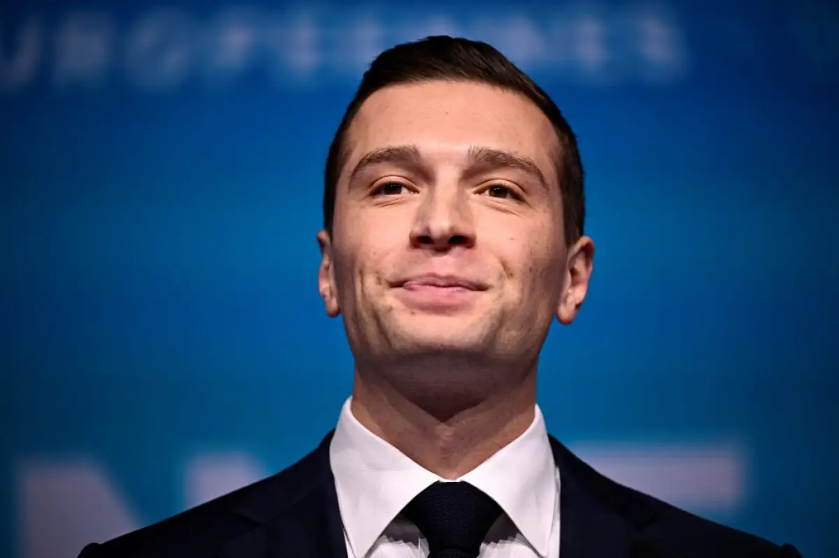 El presidente del partido francés de la leja derecha Rassemblement National (RN), Jordan Bardella, sonríe mientras se dirige a los militantes después del primer anuncio de los resultados durante una reunión nocturna del partido francés de la derecha Rassemblement National (RN) en el último día de las elecciones al Parlamento Europeo, en el Pabellón Chesnaie du Roy en París, el 9 de junio de 2024.