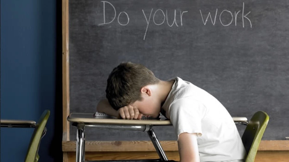 Niño dormido en salón de clases