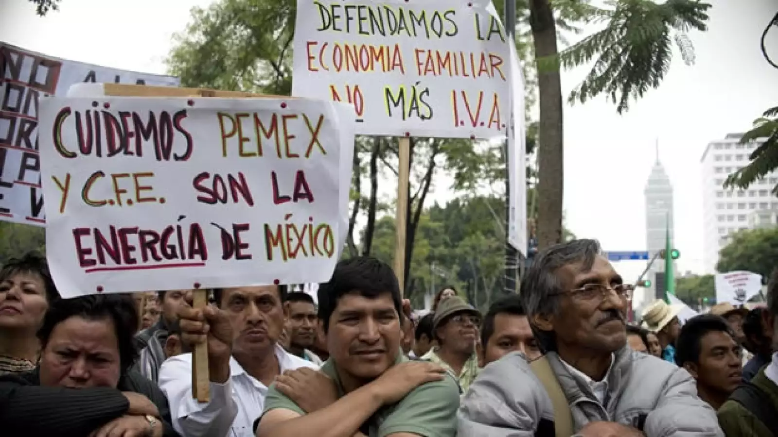 AMLO realiza asamblea contra la reforma energética