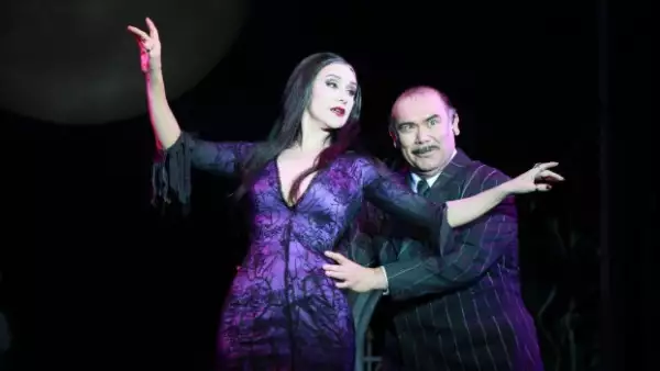 Desde Broadway, estrenó en México el montaje que reúne a los emblemáticos personajes de la televisión en una divertida historia donde todo es menos que "normal".