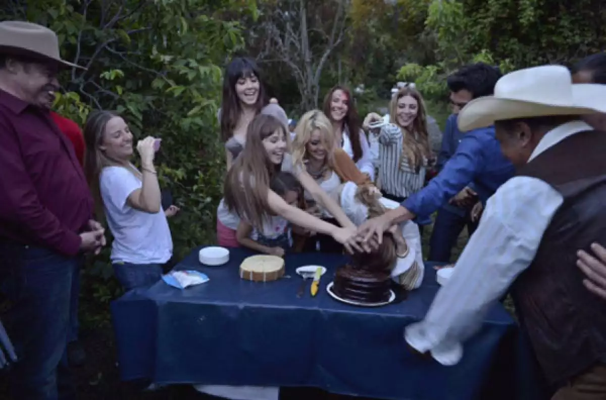 El elenco de Las Amazonas festejó a Grettell con un pastel.