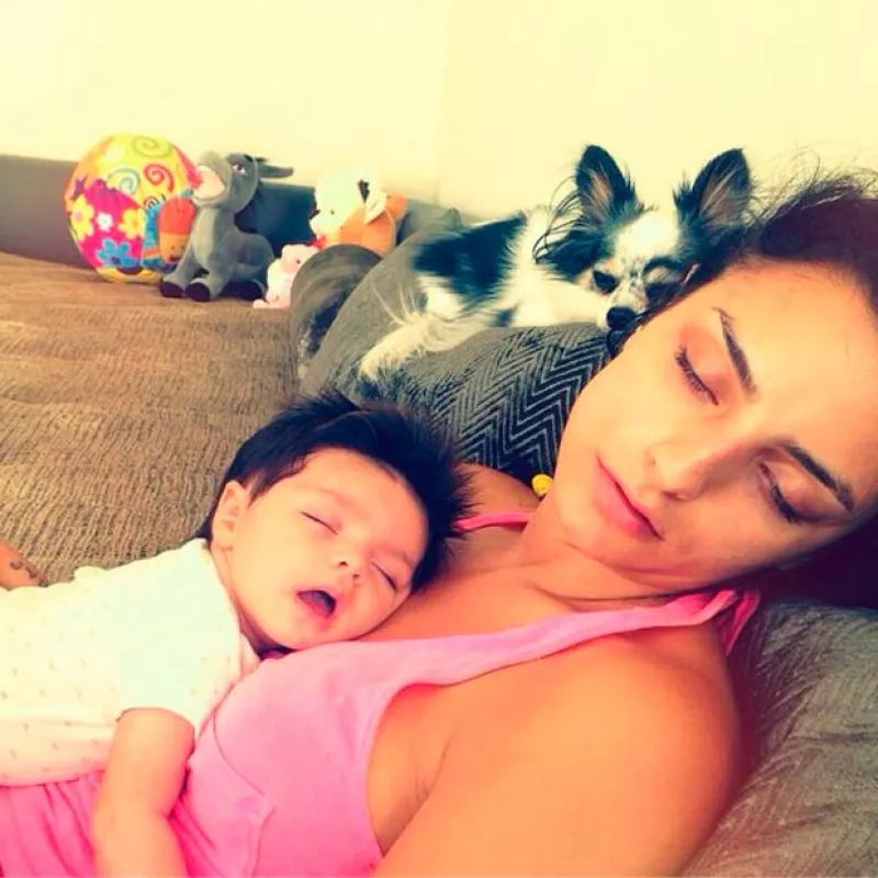 La actriz publicó en Instagram una encantadora fotografía en la que vemos a las hermanas dormir plácidamente en compañía de su mascota.
