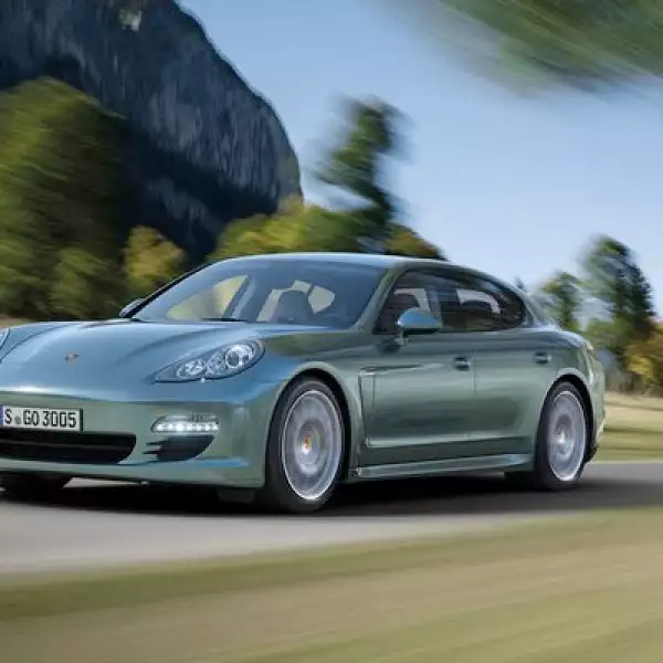 Su motor V6 de 3.0 litros le permite alcanzar una potencia de 250 caballos de fuerza.