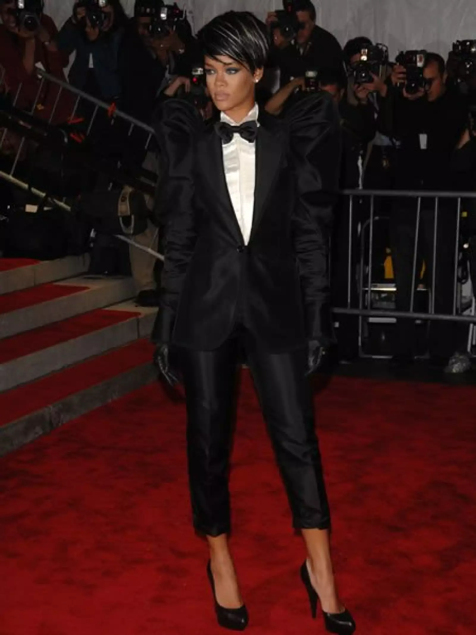 En la gala del Met, fue la única celebridad que decidió no llevar vestido y optó por un smoking con hombreras, pantalones capri y pumps.