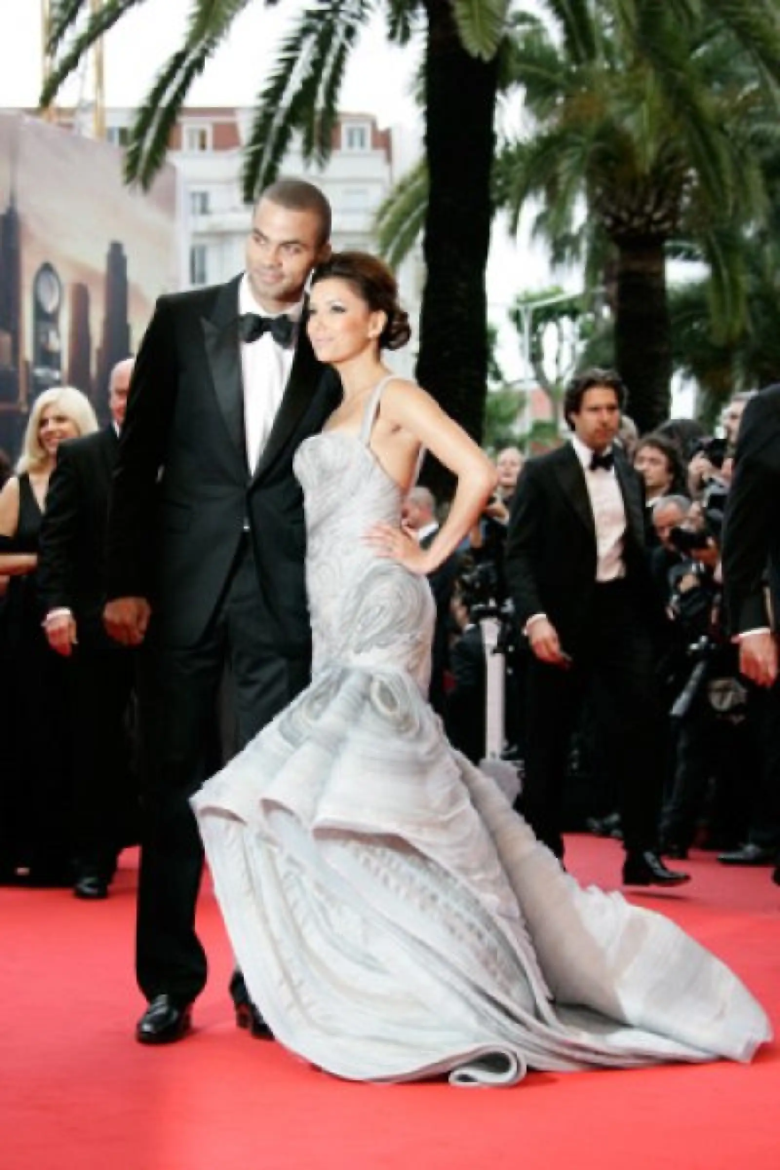 Muy guapos, Eva Longoria y Tony Parker pasaron por la alfombra roja antes de la presentación de la cinta Bright Star.