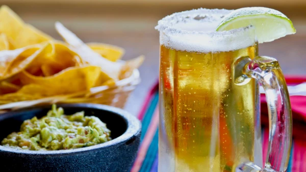 (Cerveza y botanas)