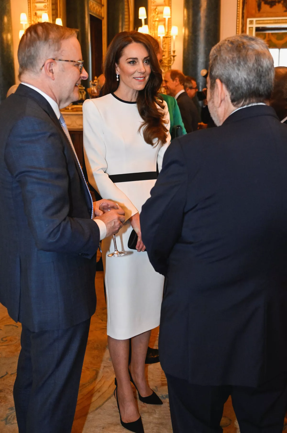 Kate Middleton con un vestido blanco con negro y zapatos a juego