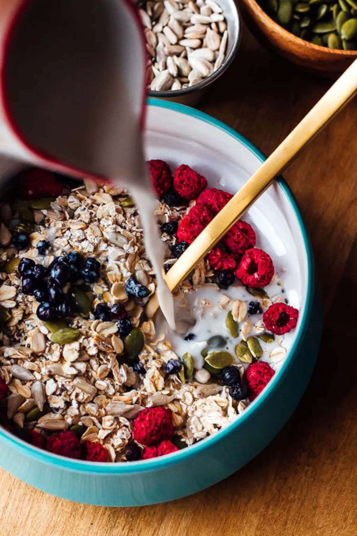 Agrega tu fruta favorita y un poco de granola