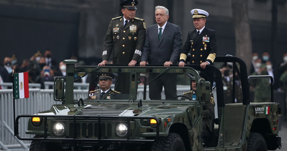 Aumento de presupuesto a militares y marinos; AMLO abre la cartera