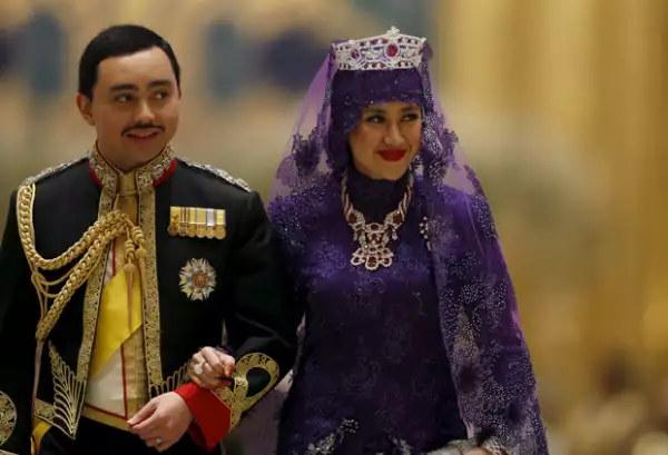 La novia llevaba rubíes incrustados en el vestido que usó para la hora del banquete en su honor.