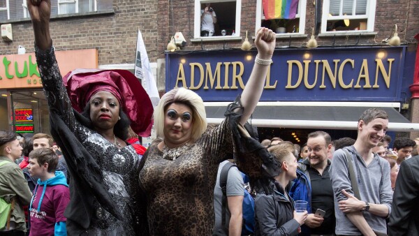 Decenas de personas se dieron cita afuera del bar gay Admiral Duncan en Londres para mostrar su solidaridad con el atentado en Orlando. En 1999, el pub fue atacado con una bomba, dejando un saldo de dos muertos y 81 heridos.