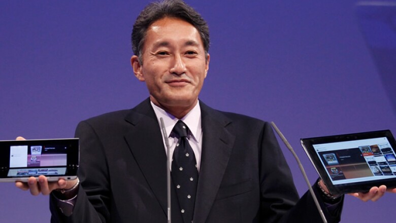 Kaz Hirai, presidente de Sony, fue el encargado de presentar las ‘tablets’ a la prensa. En su mano izquierda vemos el modelo P, que tendrá un costo de 599 euros, algo así como 10,600 pesos.