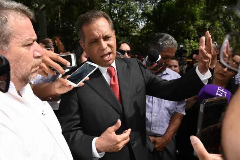 Llegó en taxi acompañado de su esposa. 