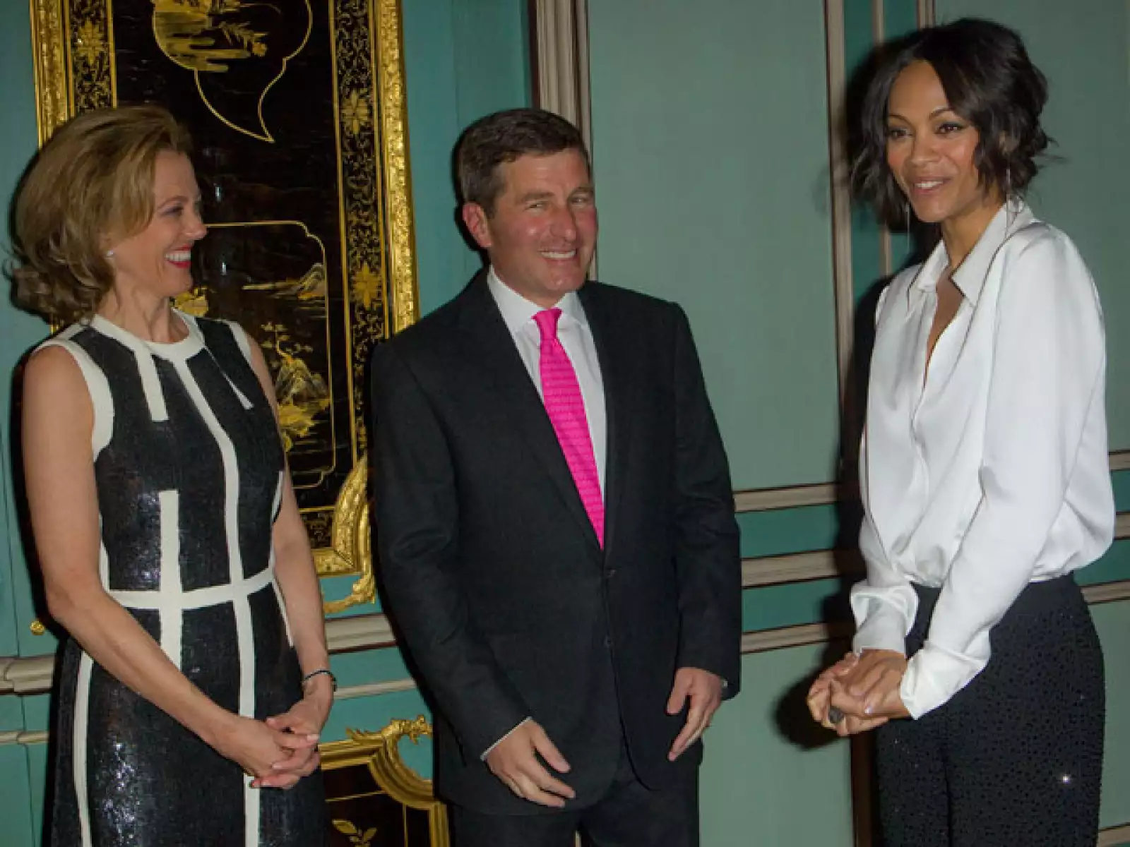 Charles H. Rivkin, nominado por Barack Obama para ser el embajador de Estados Unidos en Francia y Mónaco, su esposa Susan Tolson y la actriz Zoe Saldana en la cena para el diseñador Michael Kors.