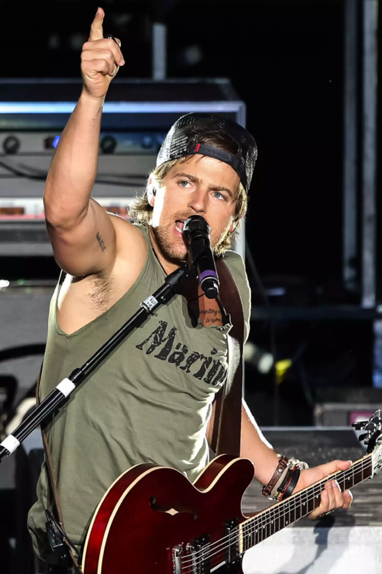 ¿Algo más hot que Kip Moore tocando la guitarra bañado en sudor? También es surfer. Ahí lo tienen.