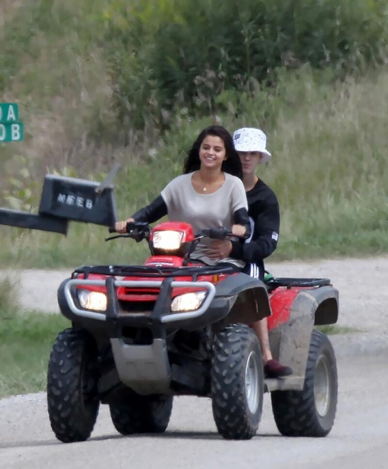 Selena condujo la moto mientras Justin la tomaba por la cintura.