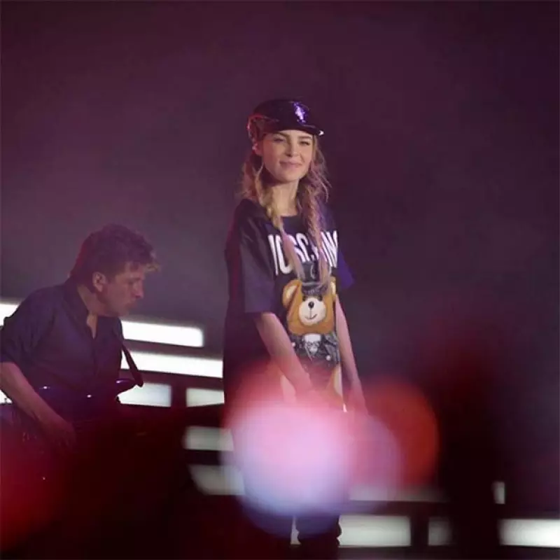 La próxima vez que vayas a un concierto de Belinda más te vale cantar y bailar todo el tiempo, si no te podría pasar lo mismo que a esta niña.