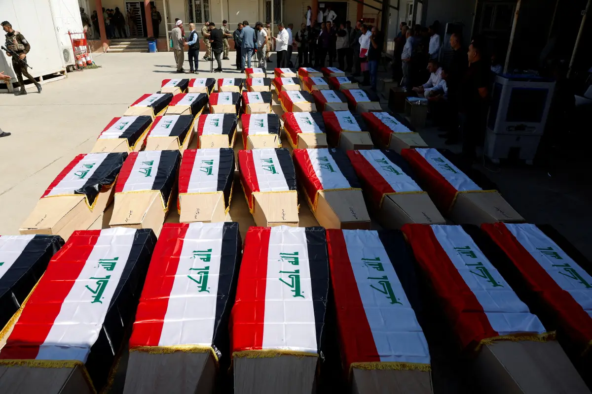 Restos de personas de la minoría yazidí, que murieron en los ataques del Estado Islámico en 2014, después de ser exhumados de una fosa común, en Mosul, Irak, el 20 de junio de 2023.