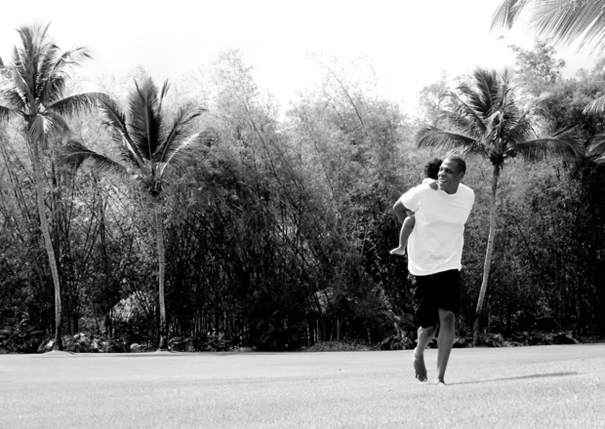 Jay Z parecía muy divertido de hacer caballito a la pequeña Blue Ivy.