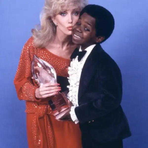 Gary Coleman y Morgan Fairchild posan durante la novena entrega de los People´s Choice Awards en 1983. El actor fue reconocido como el mejor actor joven de televisión.