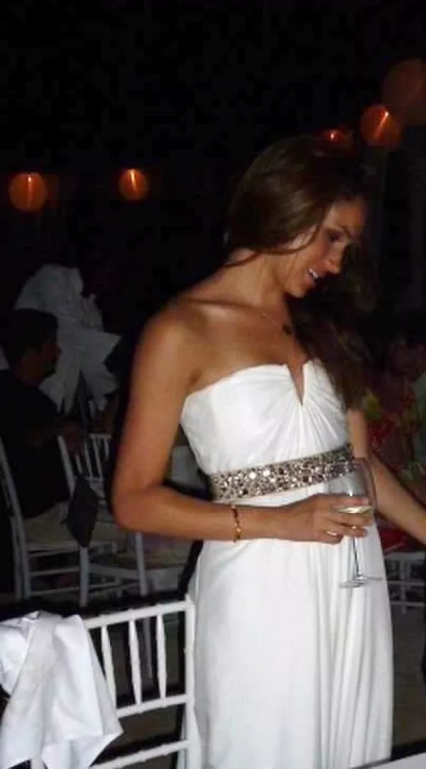 elle-meghan-markle-first-wedding-dress-1515788038