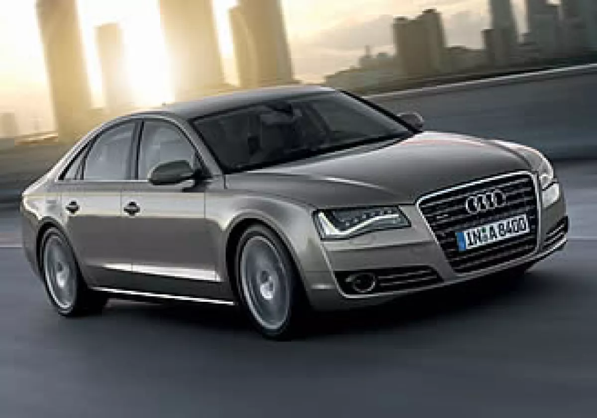 La automotriz alemana, Audi, presentó su nuevo modelo con mayor eficiencia de combustible, el A8. (Foto: Cortesía Conduciendo.com)