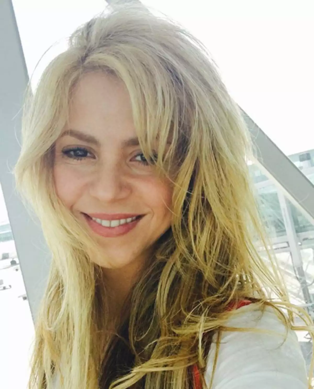En una fotografía compartida en Instagram la cantante le dio una especial bienvenida al verano, sin esperarse que eso fuera lo que menos notaran sus followers.