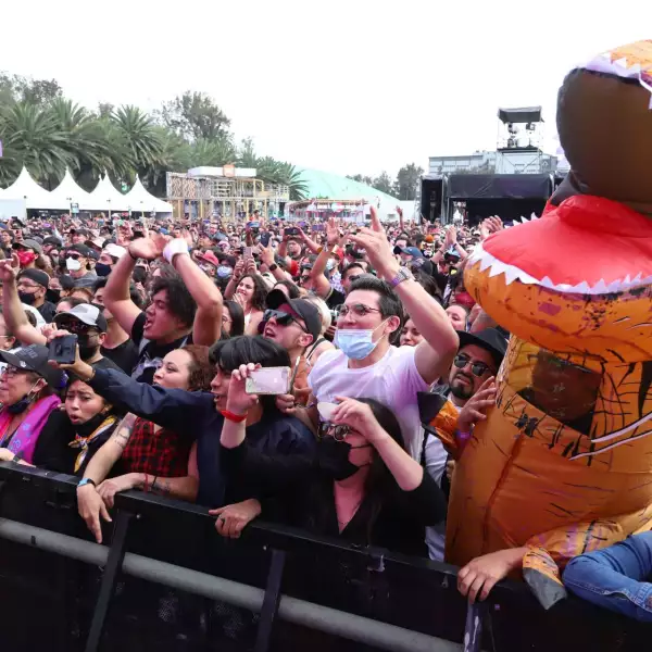Una botarga de dinosaurio durante el Festival Iberoamericano de Cultura Musical Vive Latino 2022 que se realiza en el Foro Sol.