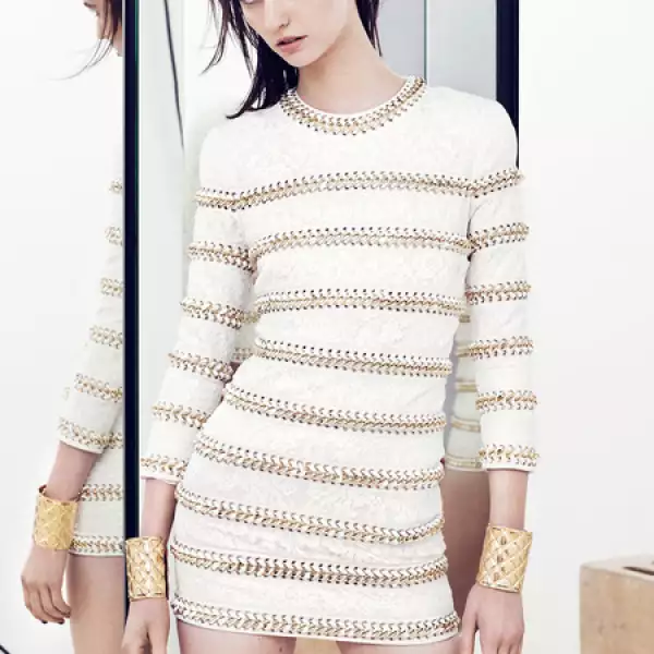 Balmain apuesta por rayas con aplicaciones metálicas en formas entrelzadas.