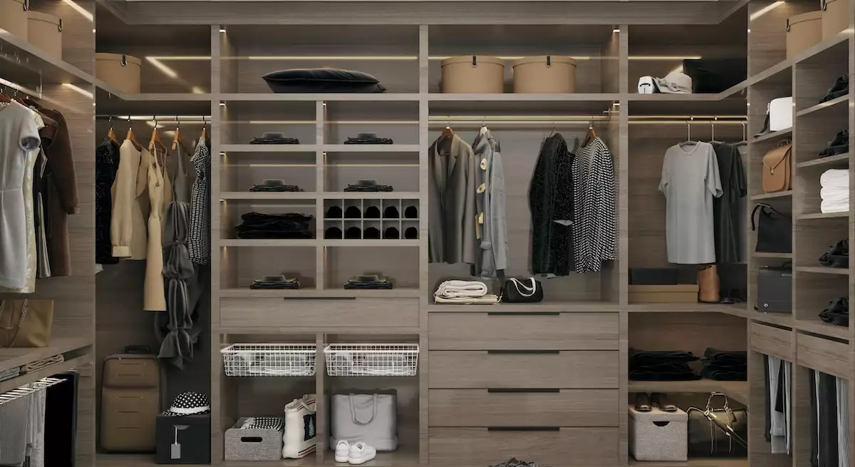 Tips y hábitos para tener un closet limpio y organizado este 2023