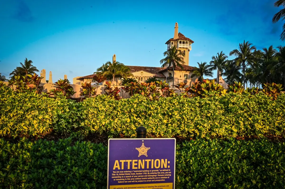 El Club Mar-a-Lago, hogar del expresidente de los Estados Unidos Donald Trump, se ve el 3 de abril de 2023 en Palm Beach, Florida. El Servicio Secreto de los Estados Unidos dijo el 22 de febrero de 2026 que sus agentes habían disparado y matado a un hombre armado que entró ilegalmente en las instalaciones de la finca Mar-a-Lago del presidente Donald Trump en Florida. Trump no estaba allí en el momento del incidente.