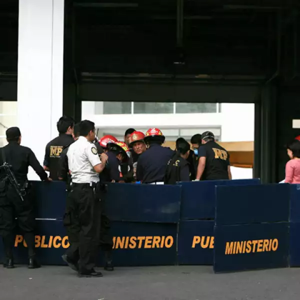 Tras el ataque, el conductor del vehículo llevó la camioneta a una estación de bomberos para pedir auxilio.