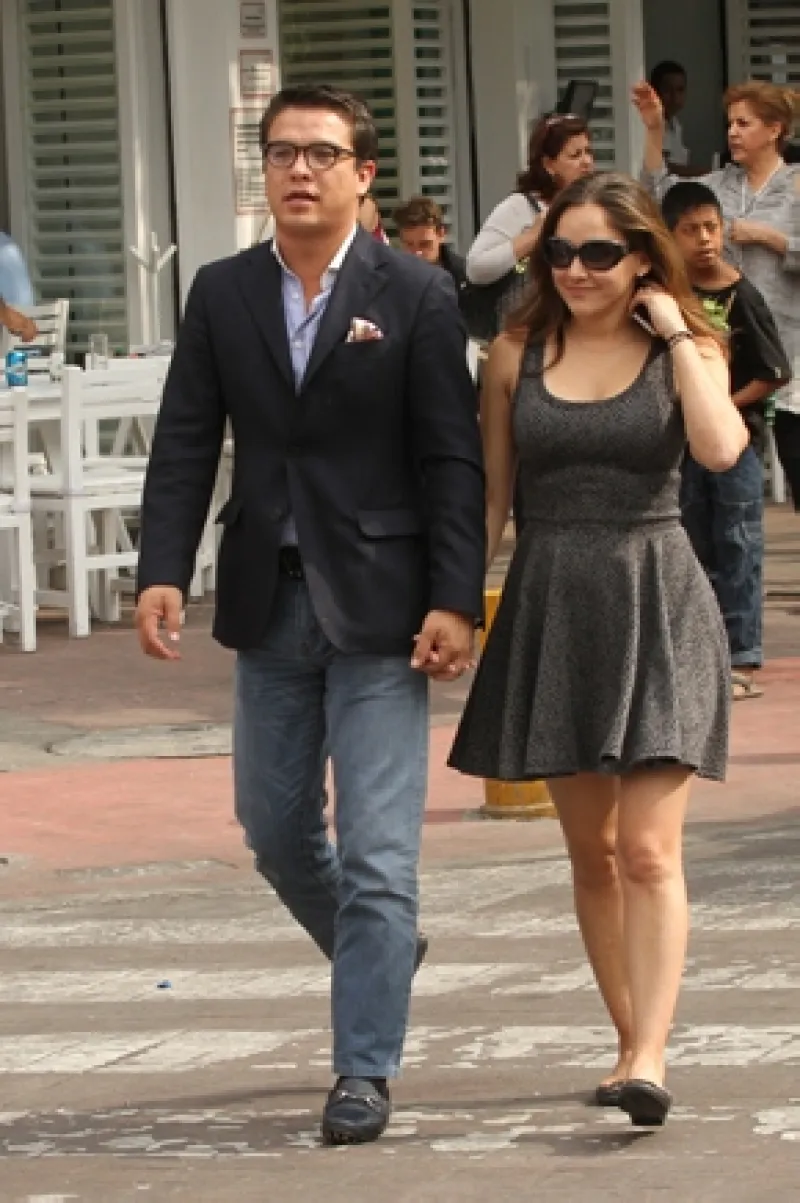 La actriz y el político Gerardo Islas recibieron bendición del rey Bopak Oka durante sus recientes vacaciones, ahora preparan la boda en México.