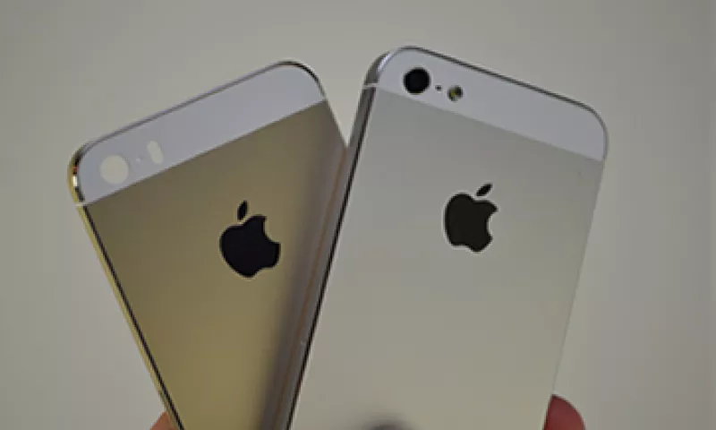 Apple presentó el iPhone 5C, un dispositivo más económico, y el iPhone 5S, su modelo más caro hasta la fecha. (Foto: Tomada de sonnydickson.com)