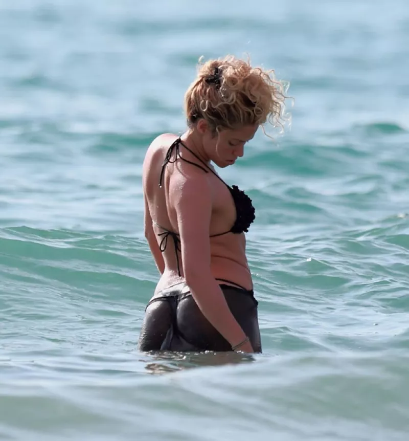 La cantante colombiana se encuentra de vacaciones en Hawai junto a Gerard Piqué y su pequeño Milan. Es la primera vez que la vemos en la playa desde que nació su hijo.