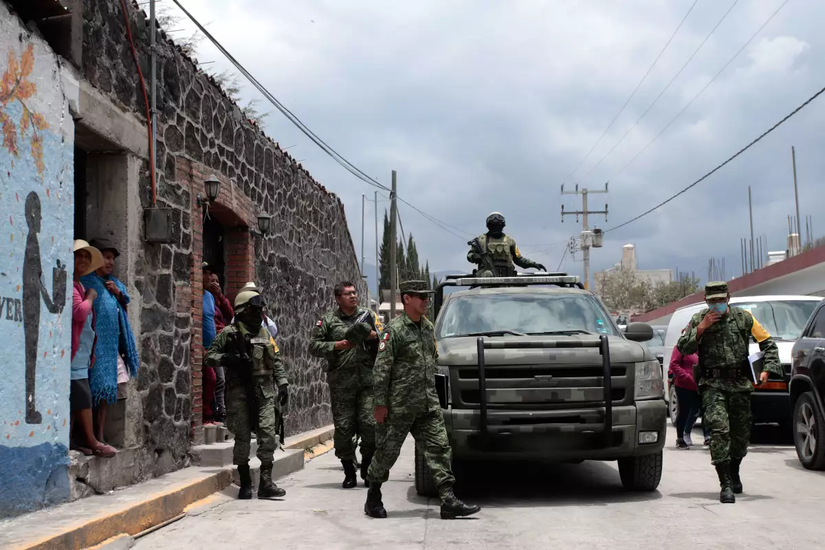 Elementos del Ejército, Guardia Nacional, Protección Civil y Policía Estatal realizan recorridos en el municipio de San Nicolás de los Ranchos por el aumento de la actividad del Volcán Popocatépetl.