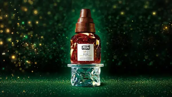Un fondo verde con destellos, en el que se ve un envase de cristal que representa un envase Pelón Pelo Rico tradicional.